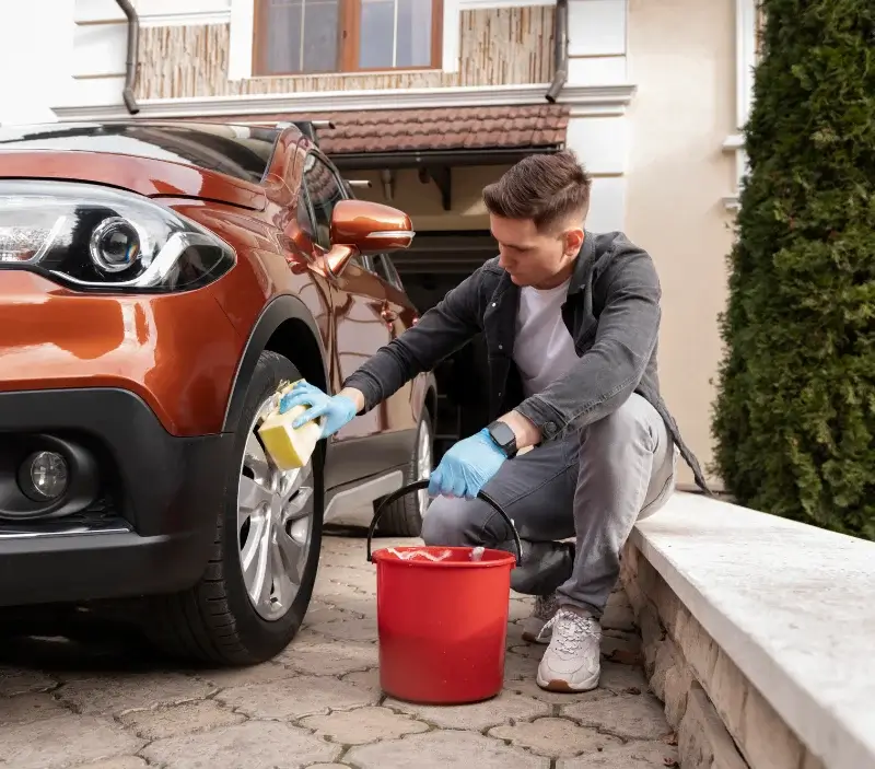 Lavage auto à domicile Saint-Féliu-d'Amont : professionnel intervenant sur un véhicule